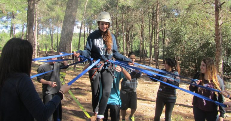 סדנה לשיפור עבודת הצוות: מפגש קבוצתי מלמד ומצמיח אשר נועד לגעת, להאיר, להמחיש ולקדם נושאים מהותיים אשר מלווים את הקבוצה. יתרונות העבודה בצוות ומה נדרש מהפרט כחלק מקבוצה, שיפור דפוסי תקשורת בדגש על הקשבה, העלאת המודעות העצמית והיכולת לצמיחה אישית וקבוצתית בדרך של מודעות ועבודה עצמית
