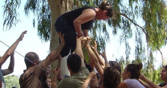 צוותי חינות והדרכה: מפגש חוויתי שמטרתו לשבור את שגרת העבודה השוחקת, לשפר את התקשורת בין אנשי הצוות, לעודד שיתופי פעולה ולתרום ליצירת סביבת עבודה נעימה ומקצועית.
מומלץ מאוד בזמנים בהם חלים שינויים פרסונאליים בצוותי ההדרכה או כאשר נתקלים בבעיות בתוך הצוות